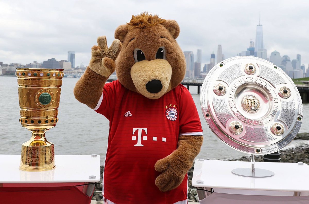 FCBerni12's tweet photo. ✌️ aus New York City! :-) #FCBayern #AudiFCBTour https://t.co/VZ6qcAc8jQ