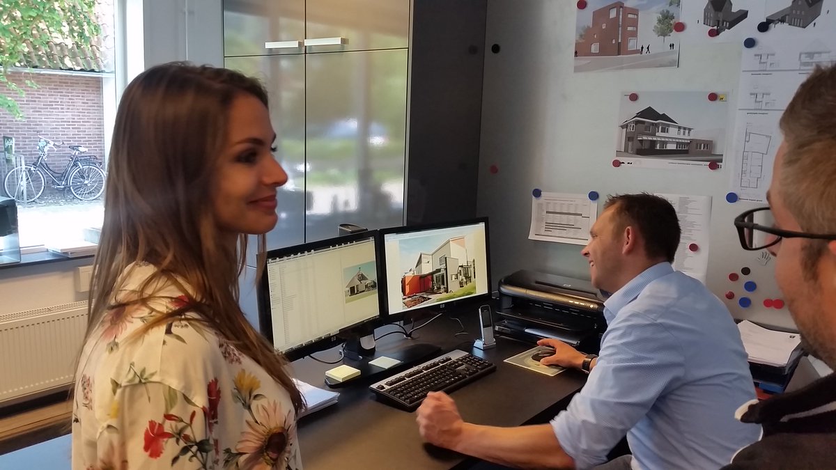 Foto's selecteren van mooie bouwprojecten voor RTL4 WoonTips met presentatrice Nathalie den Dekker.