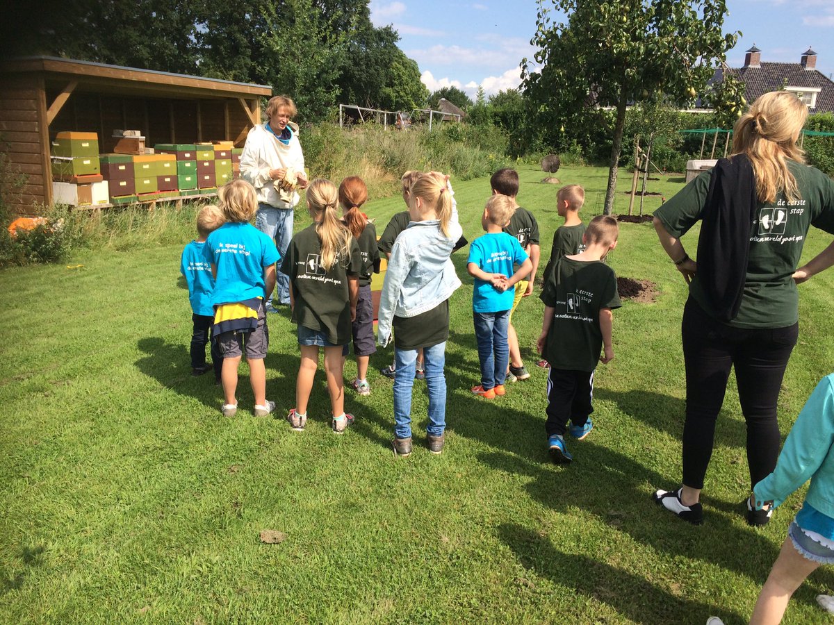 Verse groente geplukt en nu aandachtig luisteren naar de imker! <a href="/wijk_woezik/">Wijk Woezik</a> #pluktuin