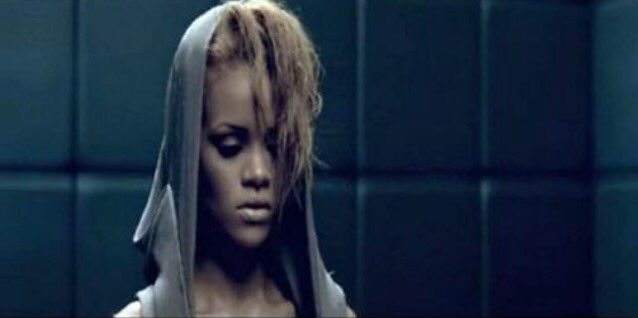 Rihanna - Russian Roulette 