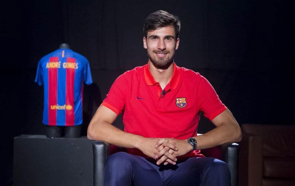 MARCAinENGLISH's tweet photo. "Zidane was a very important player for me, just like Iniesta is now."

https://t.co/0W2dMHTrZr https://t.co/ohcSue9710