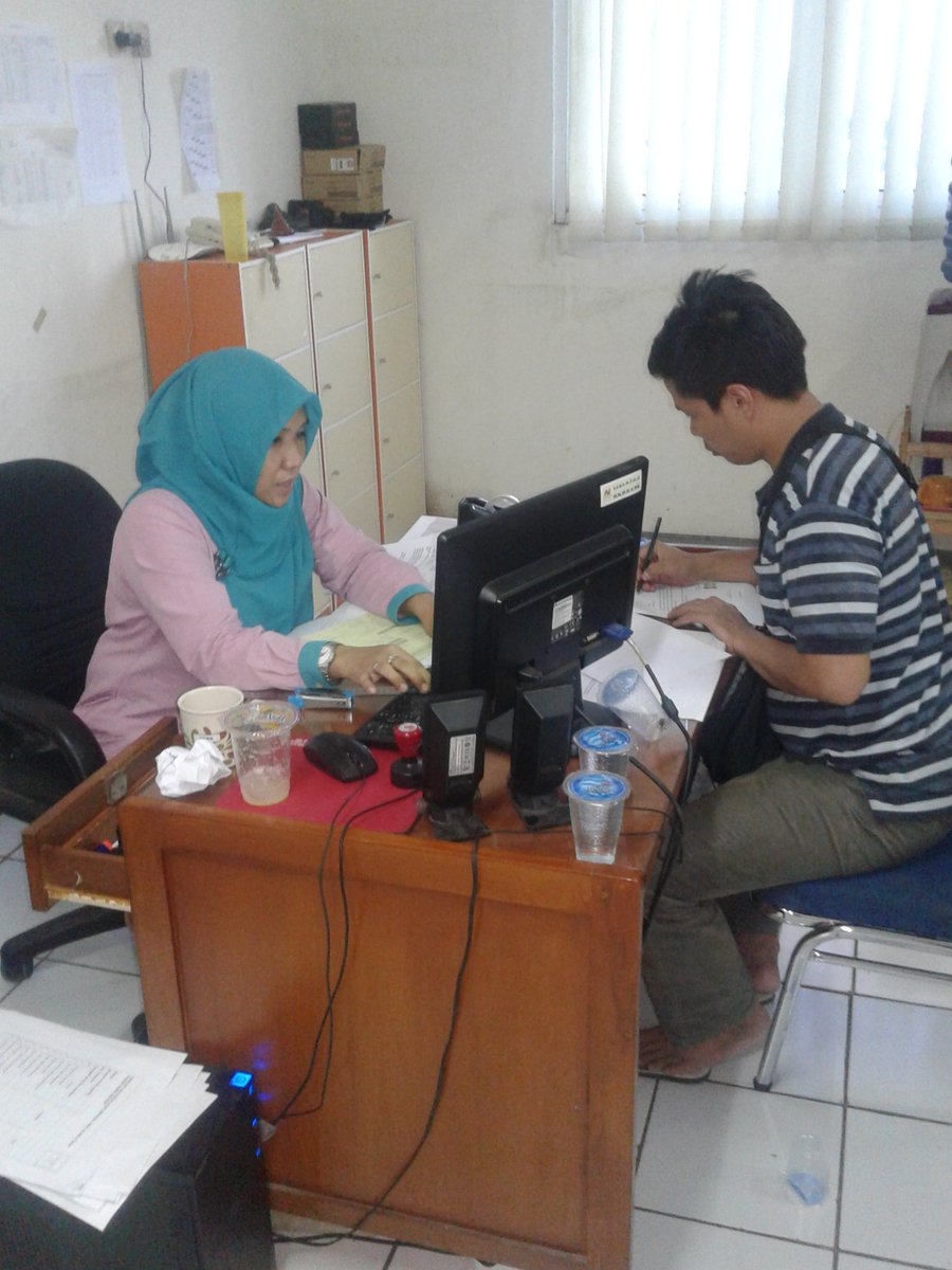 PLAZABOGOR's tweet photo. Memotret Ka Urusan Umum @pasarbogor @pasarkotabogor, Melayani Sepenuh Hati #HakSewaKios @andriyuli @dharumantaka https://t.co/o9xmJ4SiSX