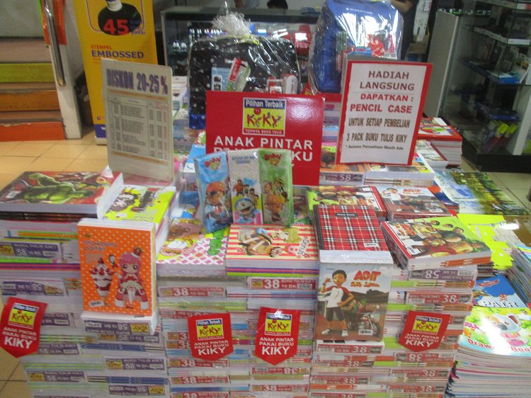 GramedPalembang's tweet photo. Grameds dapatkan segera dis 20-30% buku tulis seperti Sidu + Hipo, Kiky, Vos dan Al Gold Hanya di @GramedPalembang https://t.co/MI8ERU8AiC