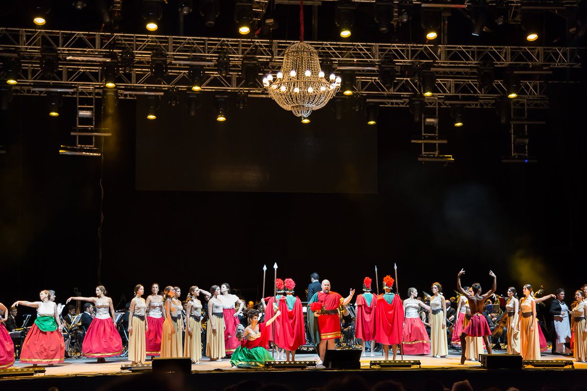 StarliteFest's tweet photo. @ElFantasmaOpera se ocultó entre las rocas de La Cantera de #Marbella. Un espectáculo inolvidable en #Starlite2016. https://t.co/hfJtu7OA7e