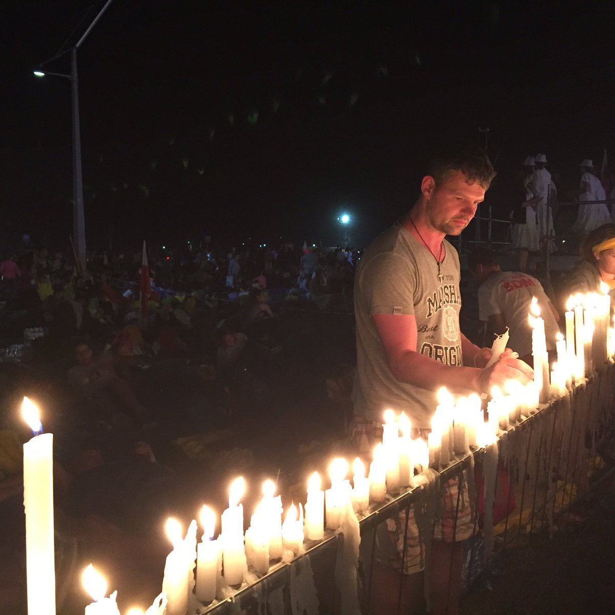 Encendimos estas velas por vosotros en la vigilia y durante la noche en #CampusMisericordiae #estampas inolvidables