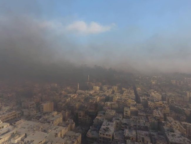 Besieged citizens in #Aleppo make a DIY no-fly zone by burning tires. Yet again Syrians are left saving themselves.