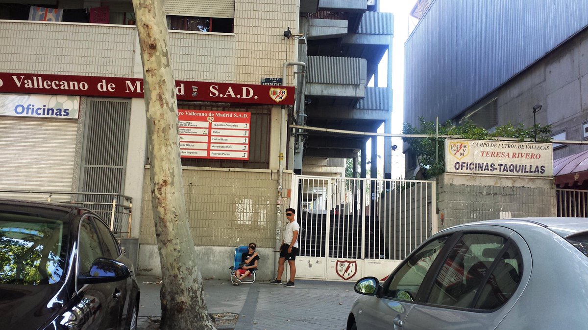 Juananto66's tweet photo. @RVMOficial los primeros llevan 24 horas en la fila desde las 10 horas de ayer https://t.co/01awUauPzv