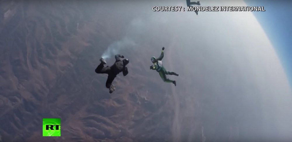 ubergizmo_fr's tweet image. Il réussit un saut sans parachute… à plus de 7 km d’altitude ! dlvr.it/LwvM83