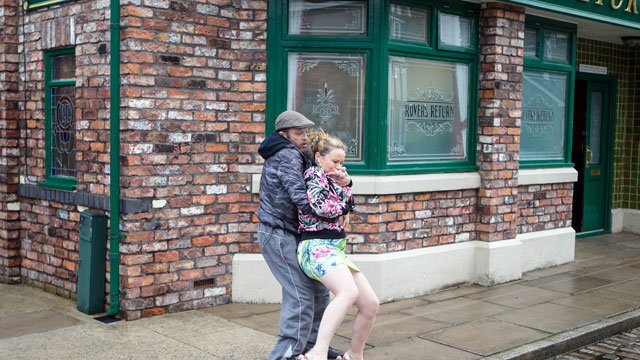 WeAreSTV's tweet photo. Coming up on #Corrie this week... #PhotoTease #SoapyMondays https://t.co/IUJBF4SVOO