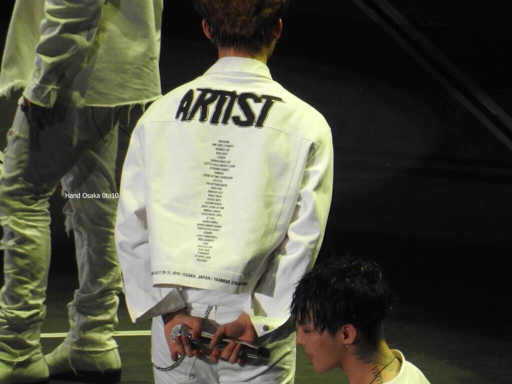 VIPJ_147's tweet photo. この衣装の背中に
BIGBANGの歌の名前入ってるけど
これだけ歌う予定だったの？😳💗💗

歌ってない曲あったけど
5:00公演が5:30になったからその30分で何曲かは歌えてたよね。
みんなが入るの遅かったからか。残念😭 https://t.co/TgfEnrIumg