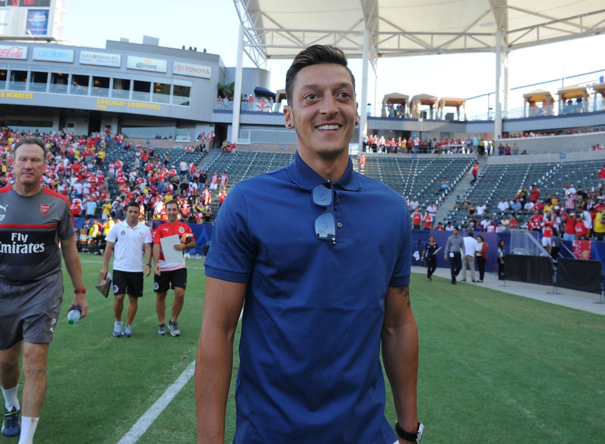 Arsenal's tweet photo. Aren't you supposed to be on holiday Mesut?

He surprised us with a visit at #ArsenalUSA ⬇️

https://t.co/bwT0jMPWfG https://t.co/oAlzSudZPS