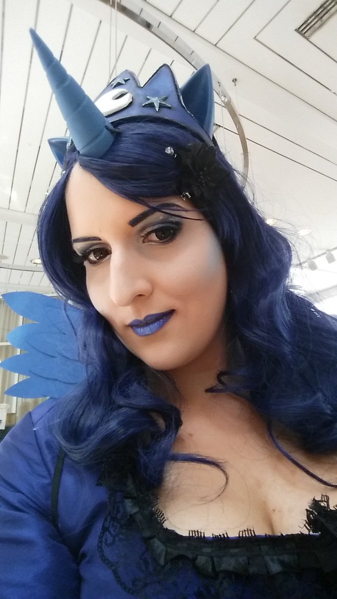 FrolleinVanGeek's tweet photo. @KryolanOfficial is just the best! Everything stayed where it belonged for over 10 hours in the summer heat! https://t.co/dDyXVF4QPP