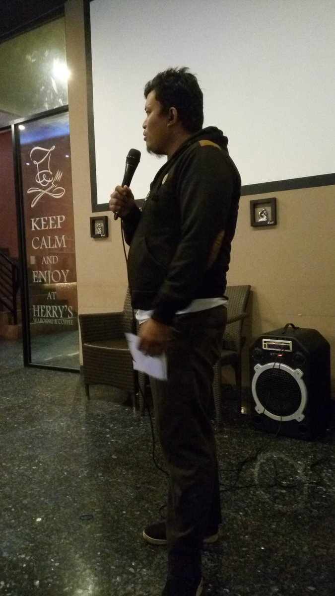 Aki aki ngoceh sendiri..