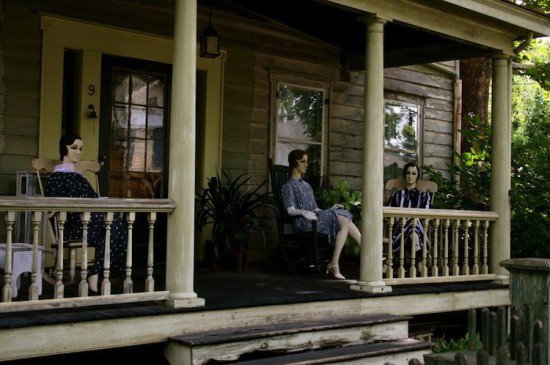 longhalloweenth's tweet photo. บ้านของ John Lawson บ้านที่หลอนที่สุดใน New Hamburg เพราะบ้านหลังนี้ไม่มีคนอยู่ แต่มีหุ่นโชว์อาศัยอยู่เป็นจำนวนมาก https://t.co/vek3pdXqSj