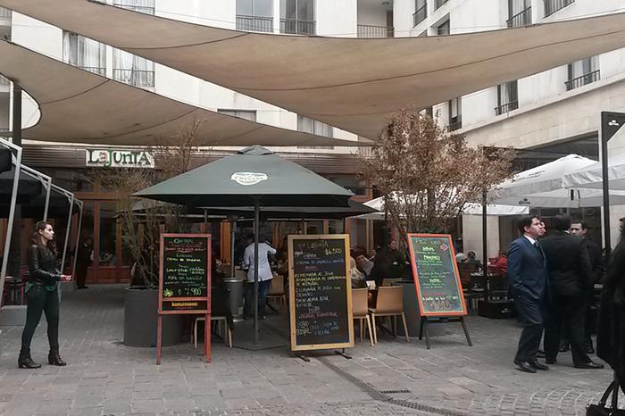 Almuerzo de negocios, o de placer. No importa, tenemos el mejor ambiente y terraza para esta comida importante.