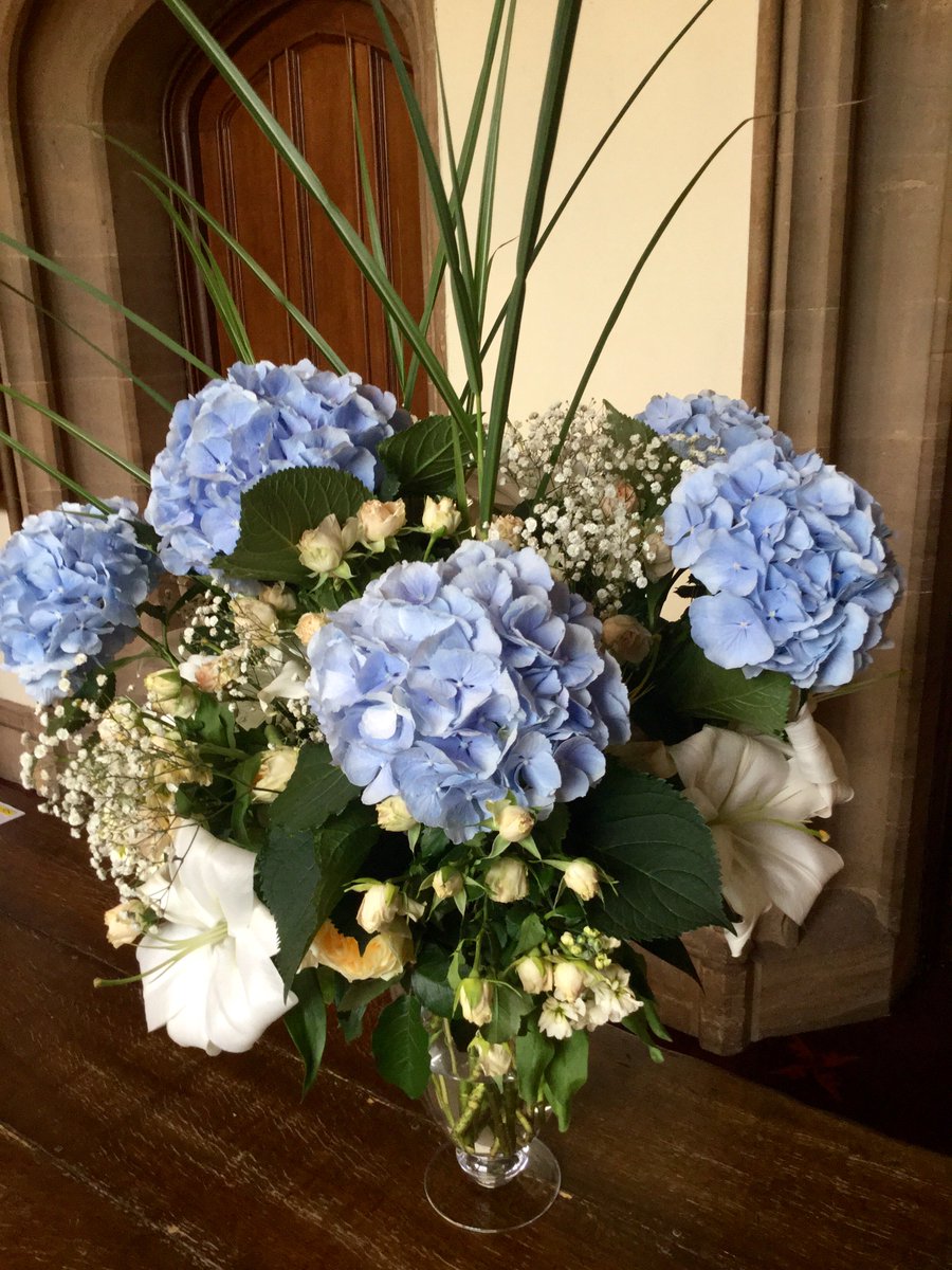 marrysomerset's tweet photo. Lovely flowers from @cottagefl0wers for some #mondaymotivation https://t.co/Q3zD41dUNw