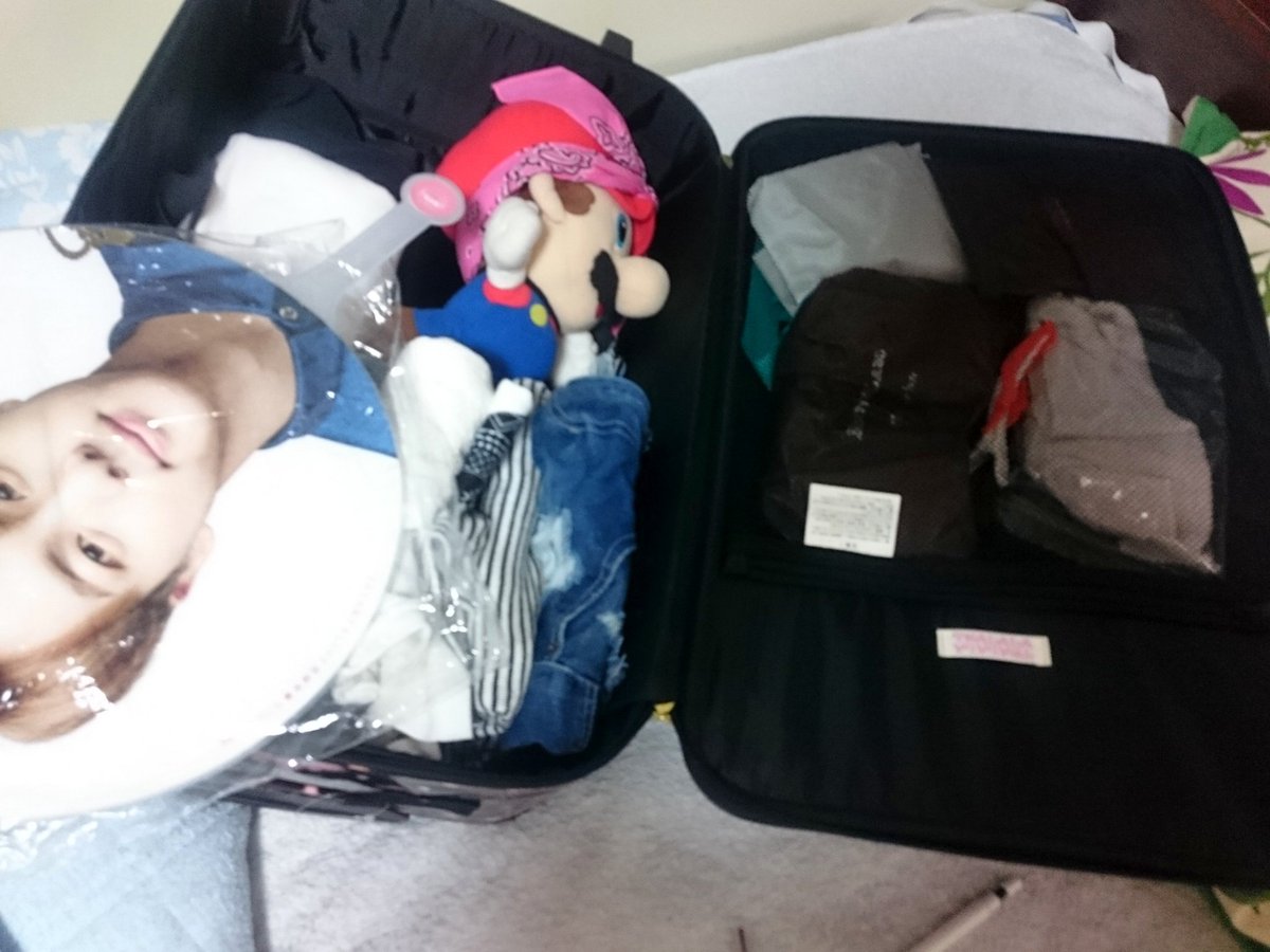 army1997mikook's tweet image. いまからあかりのとこ向かうんやけど、

キャリーすかすかやしはんぶんマリオがしめてる。