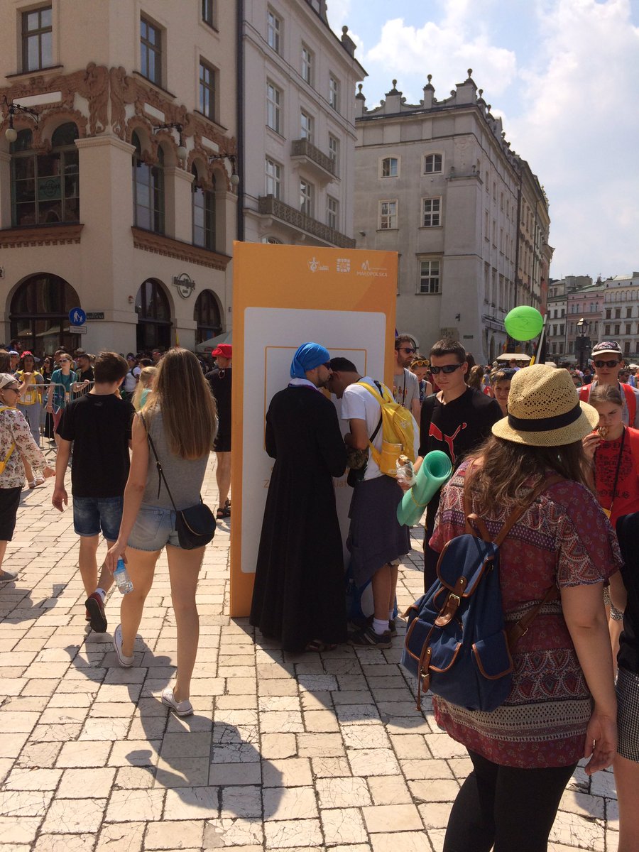 DevanGPJ's tweet photo. In the middle of the main square, young people are going to confession! #mercylooks #WYD2016 https://t.co/UvEpK9e3Mf