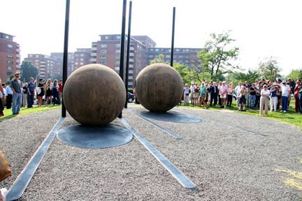 ArlingtonVA's tweet photo. Today at 9:32 a.m., the once-a-year Dark Star Park shadow alignment is set to take place https://t.co/ONCLwdcLqF https://t.co/wU3z3b2ERf