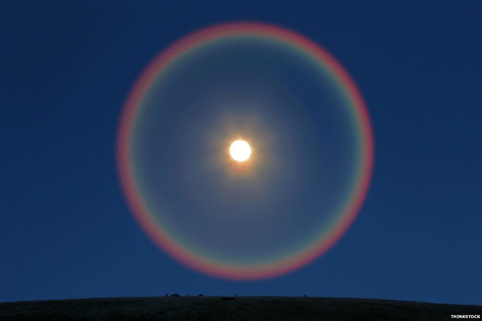 bbcmundo's tweet photo. Halos, antelias y soles fantasma. Si no los has visto, aquí te los mostramos https://t.co/XjsFepVds7 https://t.co/NGJGU5OYTQ