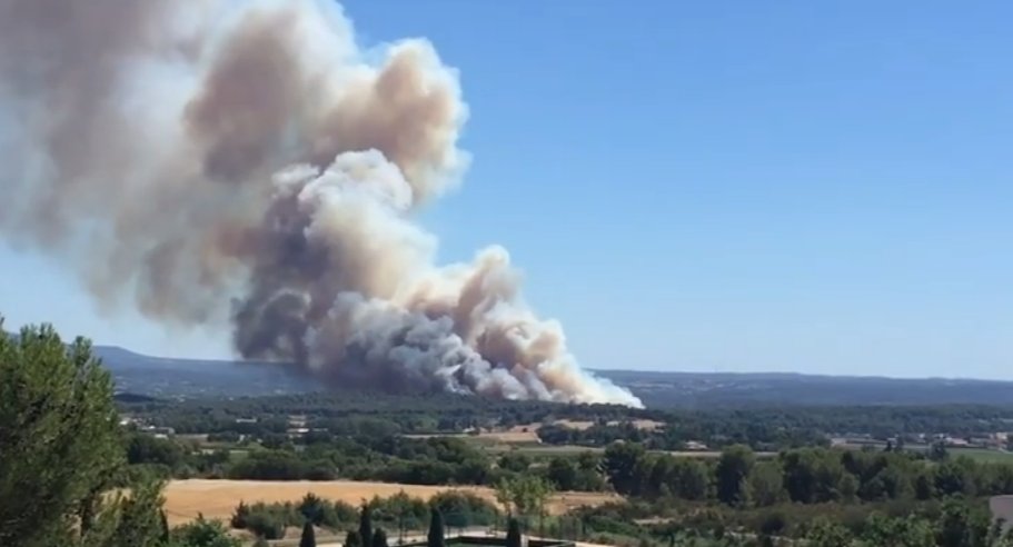 BFMTV's tweet photo. Un important incendie se déclare près d'Aix-en-Provence https://t.co/3pl5etz9dc https://t.co/JALIDbiTzH