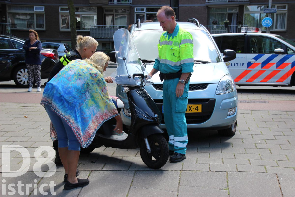 RedactieD8's tweet photo. Aan de Cornelie van Zantenstraat #DenHaag heeft een aanrijding plaatsgevonden tussen een scooter en een personenauto https://t.co/5Xf57EqQ7p