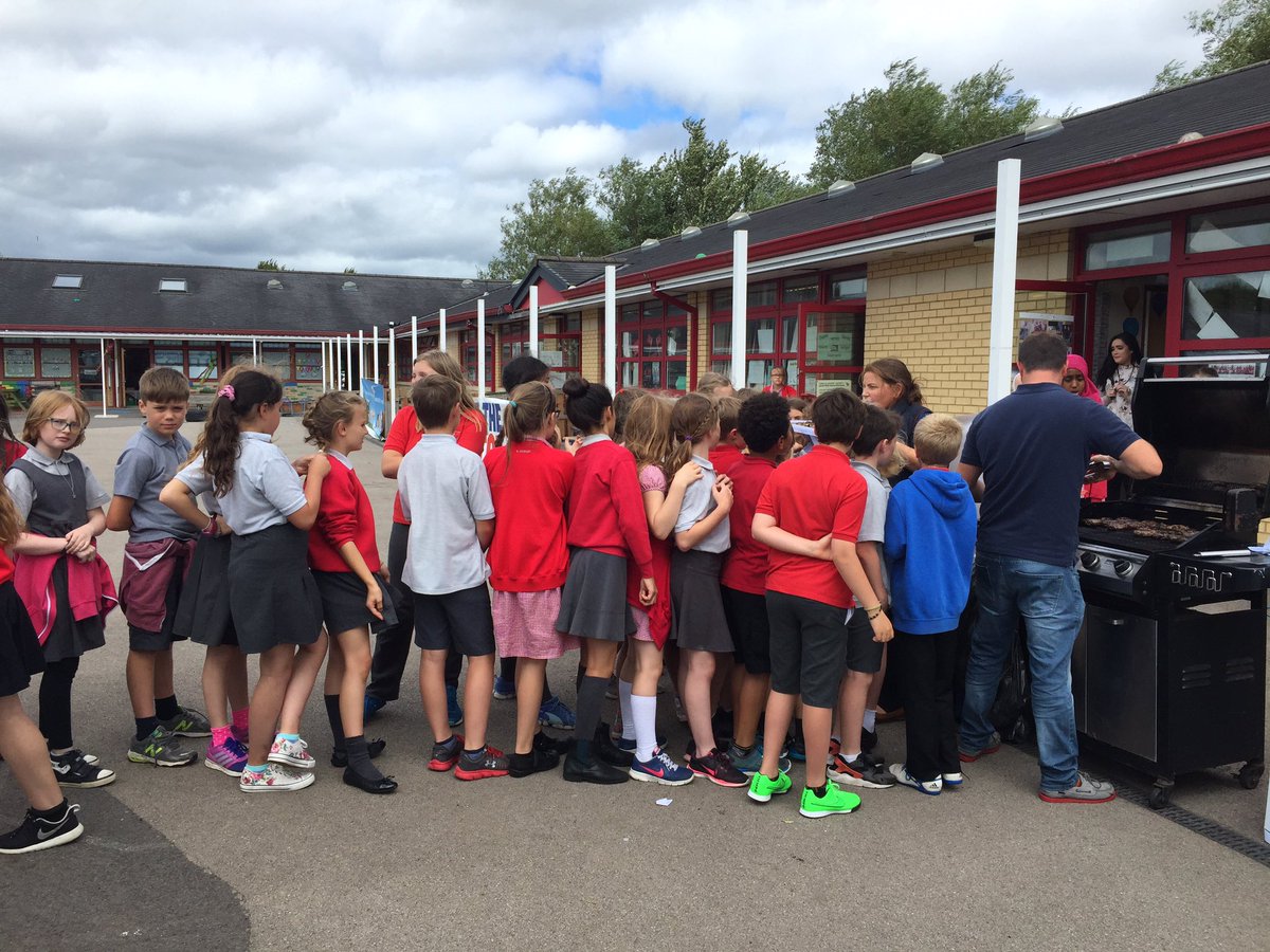AbiReader's tweet photo. Last month Glamorgan farmers talked #sheepfarming &amp; #cookinglamb @ school. Happy #LlambsDay https://t.co/8iVMIEoh55
