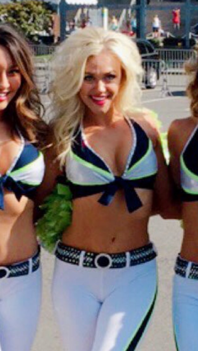 zeke_zgembala's tweet image. My #wcm @SeaGalTrinity cuz she was taking pic with the kiddo, and werking it at torchlight. #bombshellalert