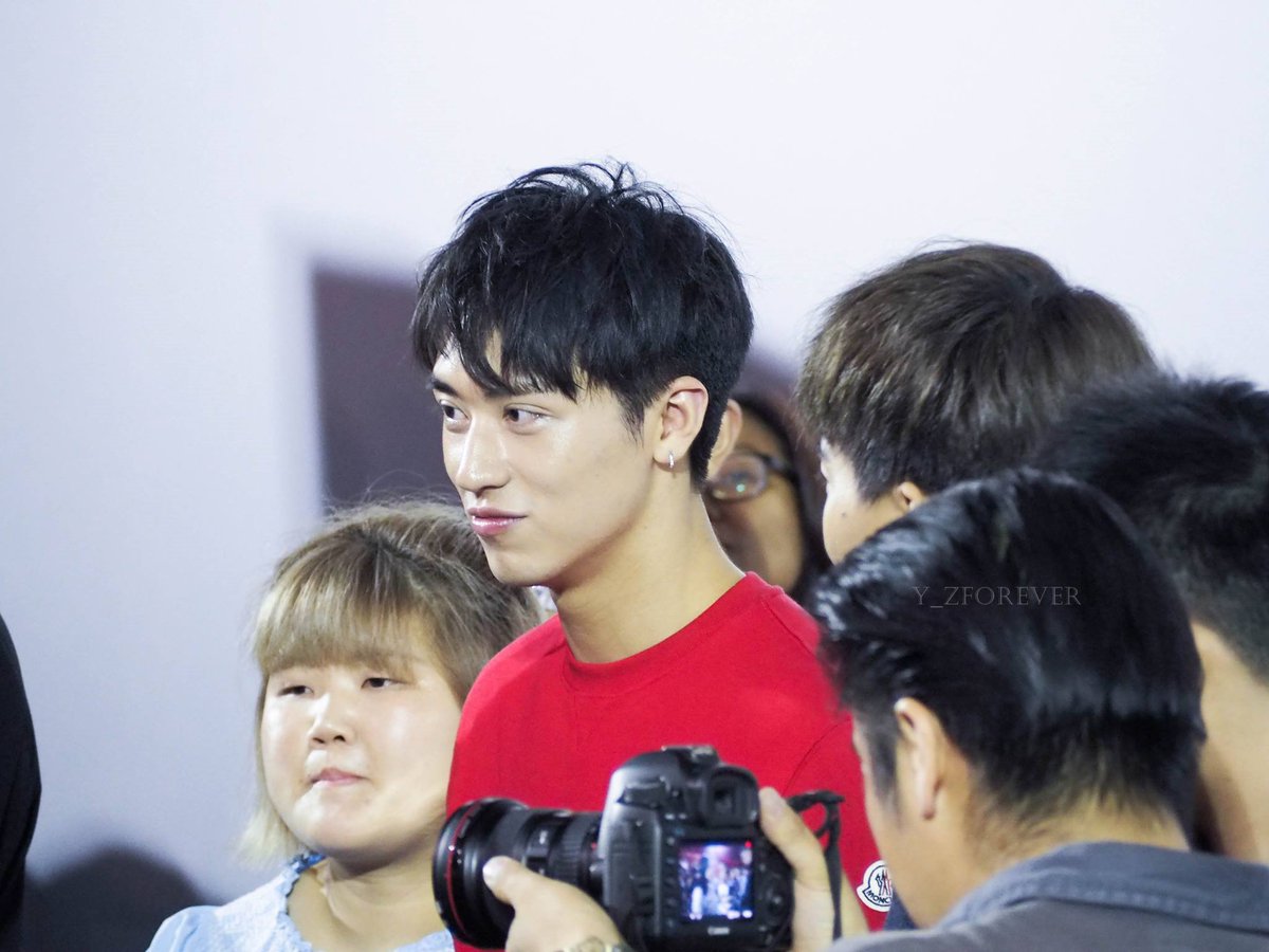 y_zforever's tweet photo. ดูปากงุ้ยๆนั่นสิ ยื่นคอไปคุยขนาดนั้น คนข้างหน้าตายไปรึยัง 
#xuweizhou 
#heroinwebseries 
#TimmyXu1stLightinBKK https://t.co/JsQbADug4K