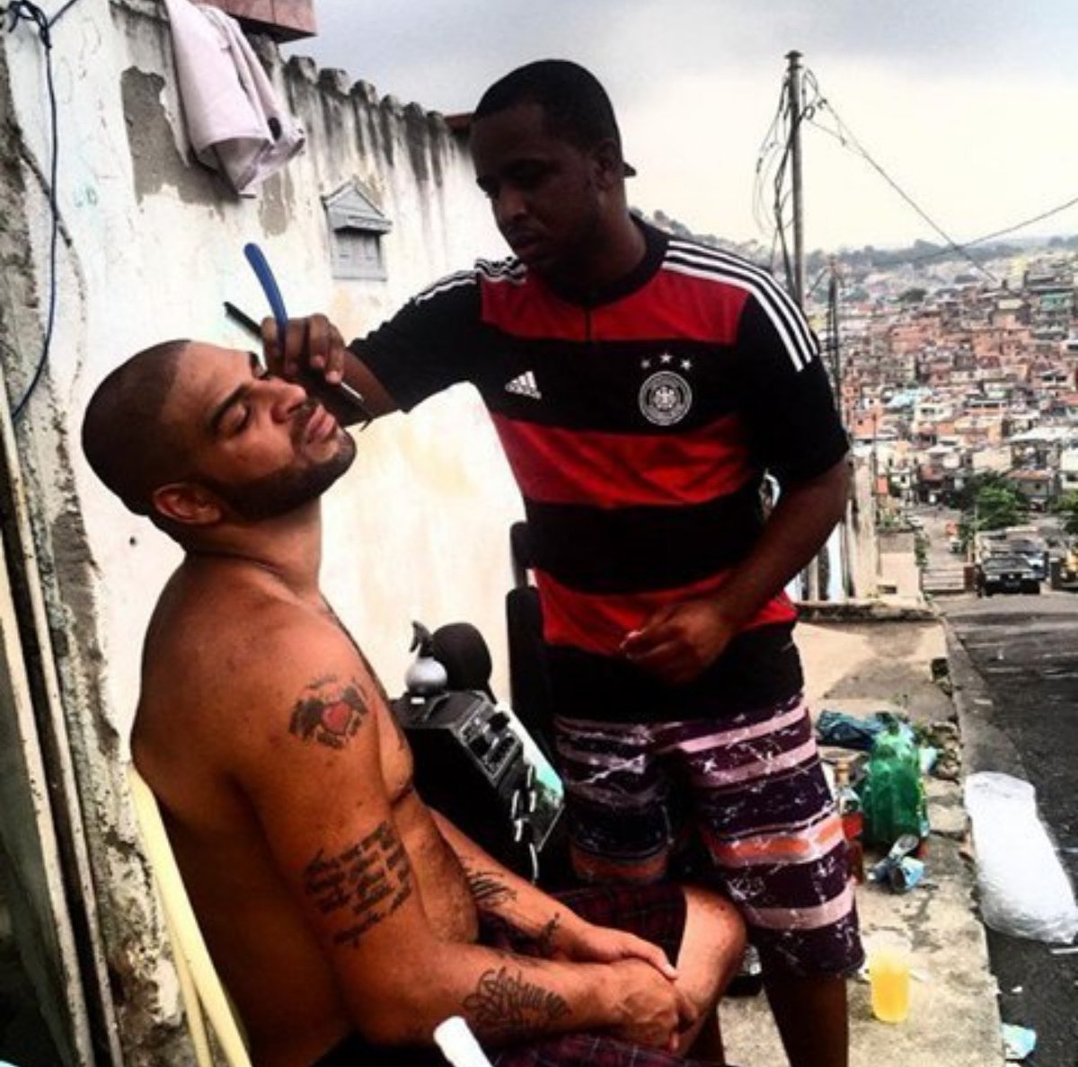 lnstantFoot's tweet photo. Selon Globo, la vie d'Adriano a changé, il ferait maintenant partie d'une bande criminelle dans les favelas de Rio.😨 https://t.co/Rj78bF0WL7