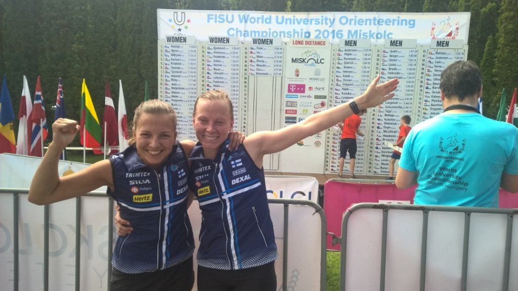 Kyllä kelpaa Annan ja Miian tuuletella! Kohta kaulassa opiskelijoiden MM-kultaa ja -pronssia. #suunnistus #wuoc2016