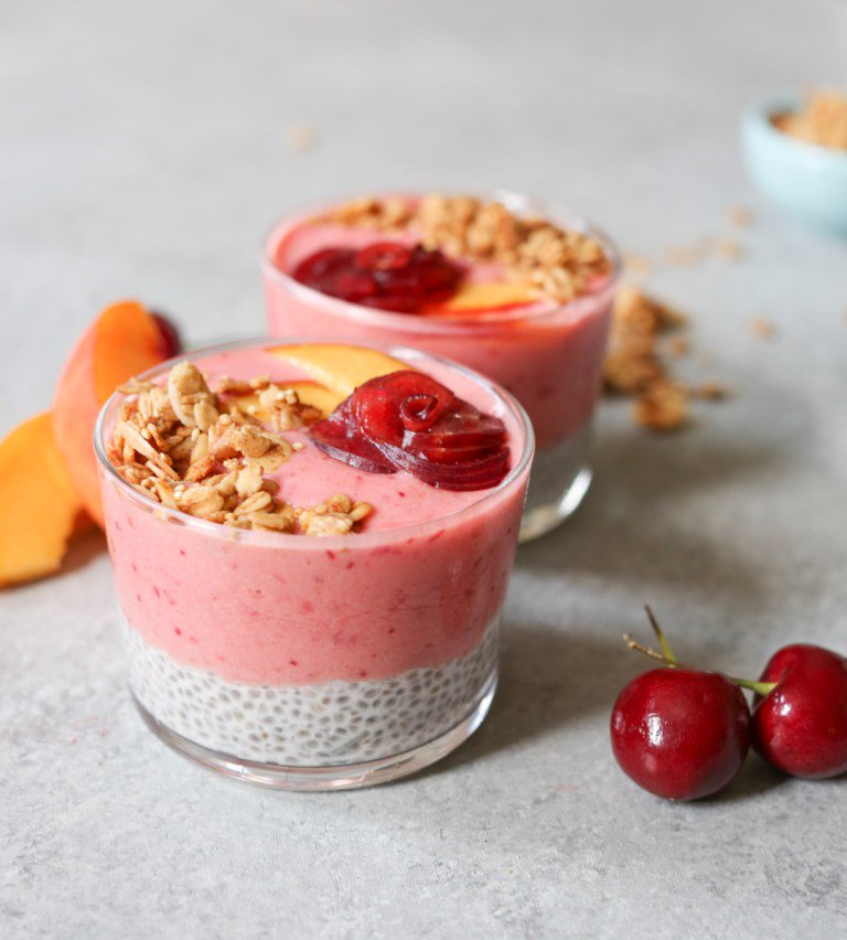 Chia pudding joins a smoothie in a delicious parfait - great idea from <a href="/serenagwolf/">Serena Wolf</a> ow.ly/cjtV302NwAY