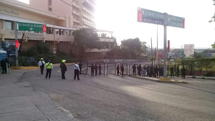 sofyvaldivia's tweet photo. En #alerta Policía Estatal ante posible arribo de maestros al Auditorio #Guelaguetza vía #Notiverde https://t.co/JTB6BFWJm9