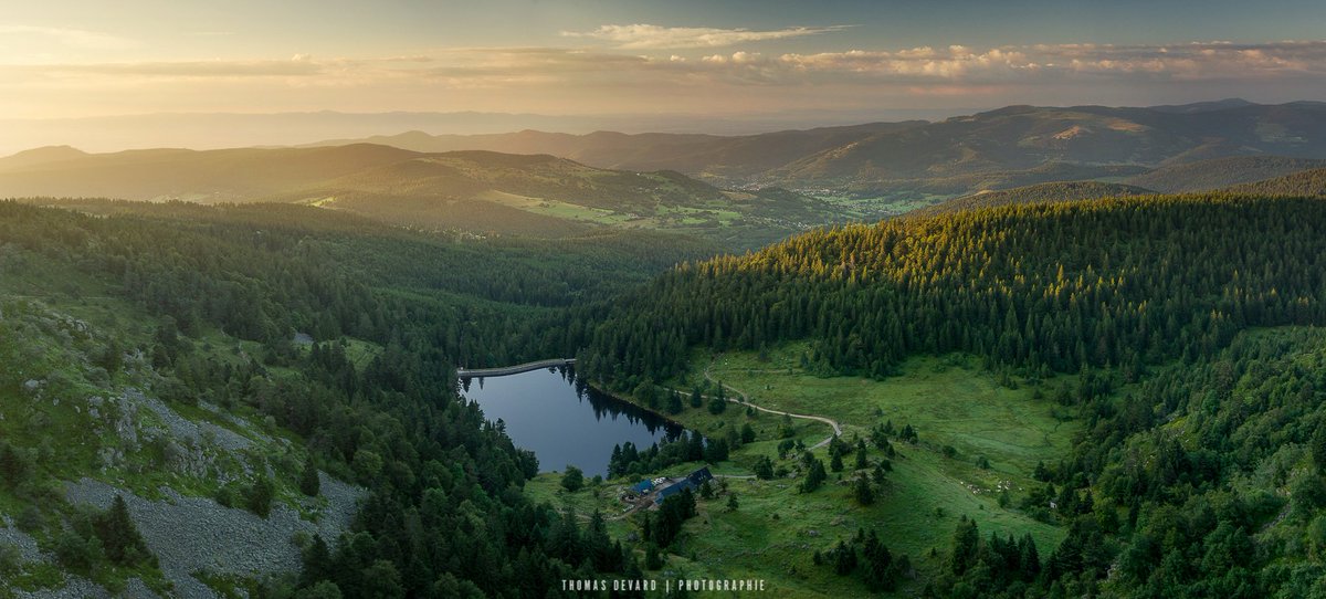 thomasdevard's tweet photo. Lever de soleil sur le lac du Forlet   dans le @MASSIFDESVOSGES .
#vosges #landscapephotography  #panoramic https://t.co/K4dl43F6NC