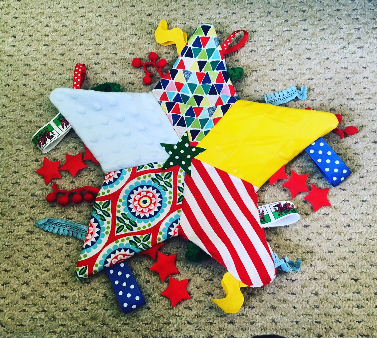 MaredDafydd's tweet photo. #TagBlanket complete!
Waiting for someone to play with it now! ๐๐ผ๐ป
#Sewing #Craft #Homemade https://t.co/wySremEFFo