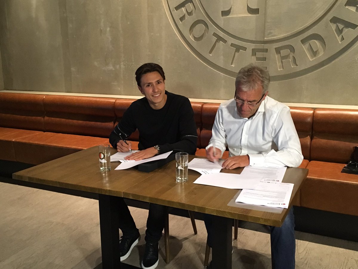Feyenoord's tweet photo. De contracten zijn getekend: Steven Berghuis is officieel Feyenoorder! 👍🖊 #WelkomSteven https://t.co/xwr3MlYW7i
