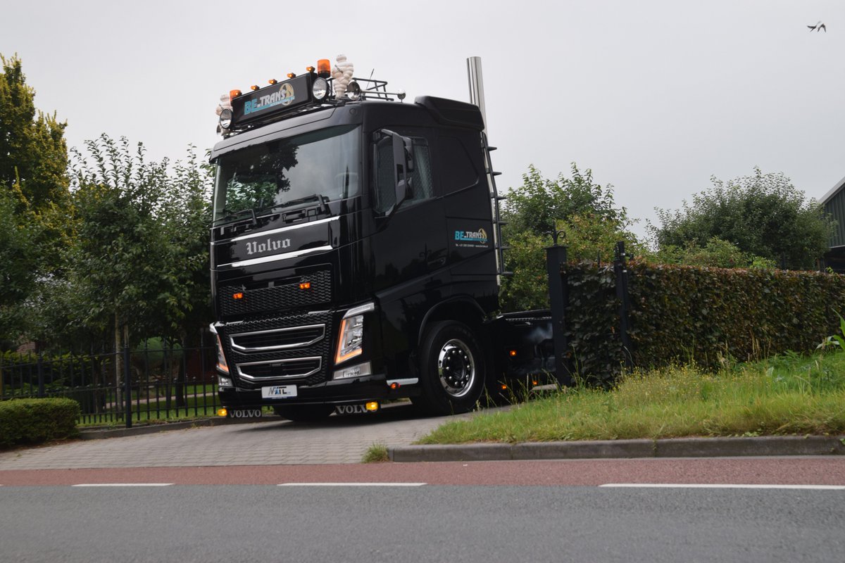 Een hele mooie Volvo van BE-Pall voorzien van een N-XTC glascoating. Check de video: youtube.com/watch?v=EFUmvr…