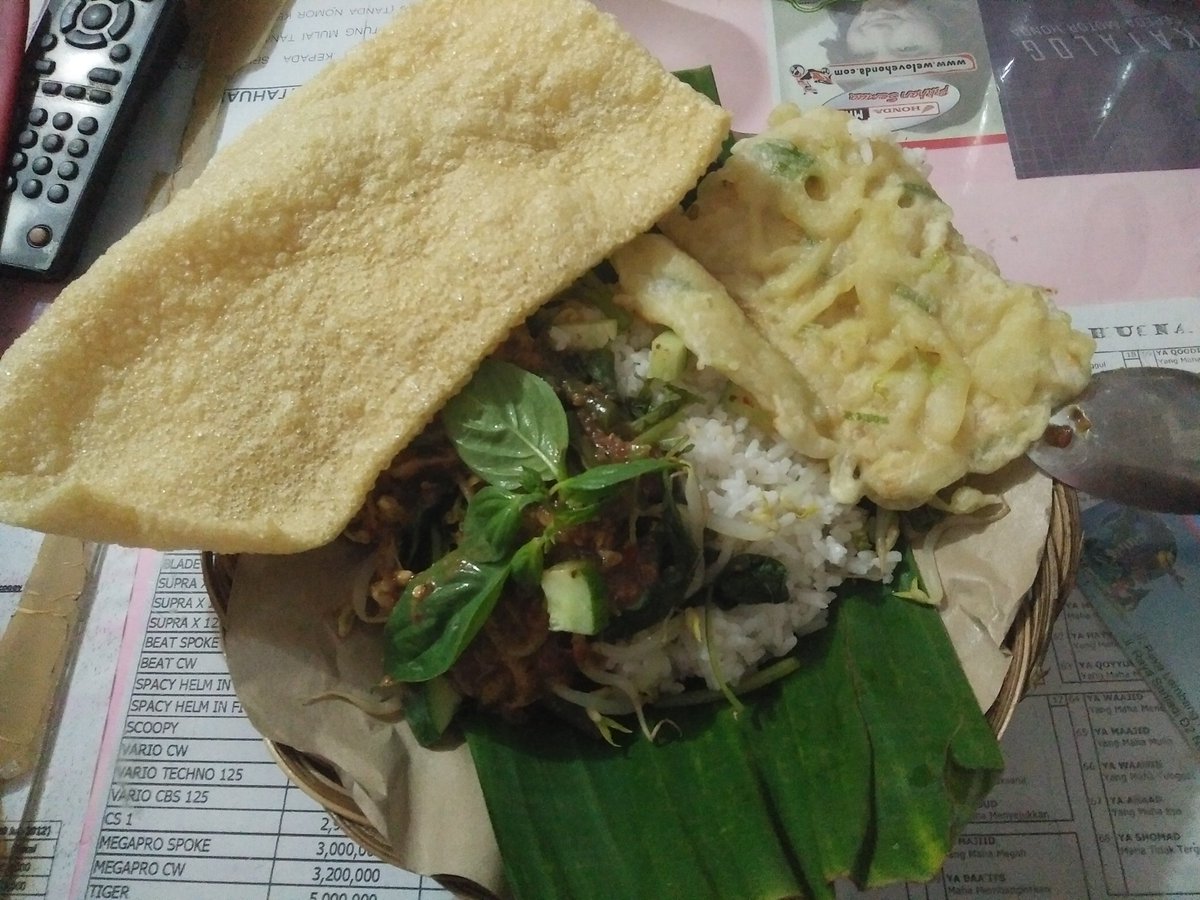 m_zanuar's tweet photo. yg di sarijadi dan sekitarnya kalo pagi2 sarapan nasi pecel yu??!! jl.sarimanah samping oseng mercon. https://t.co/UleQ80r2xk