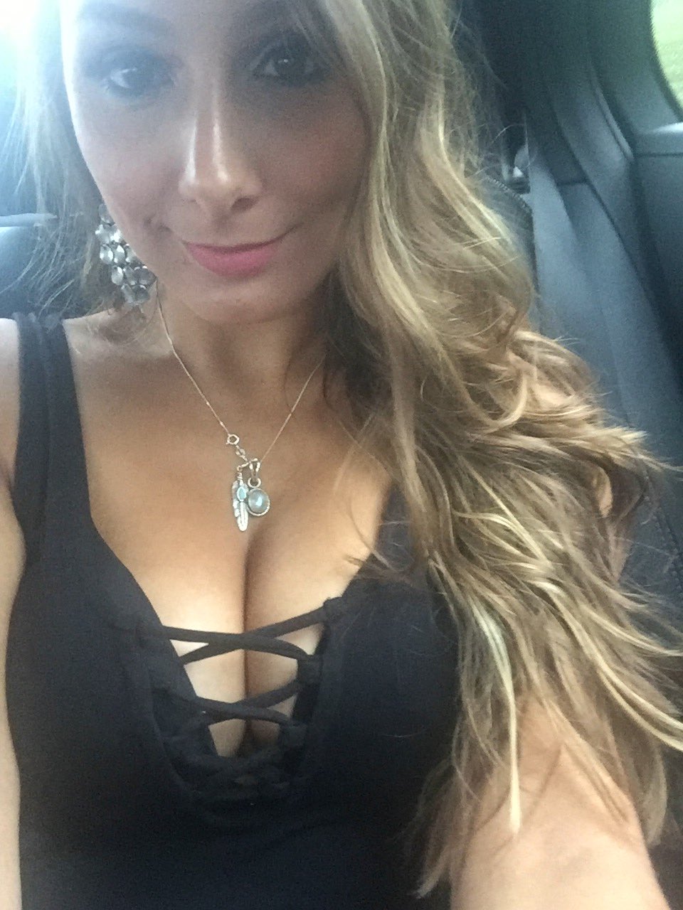 Mariah Leonne on X: Off for some drinks 💓💓💓 t.coVdeYM2BoGh  X