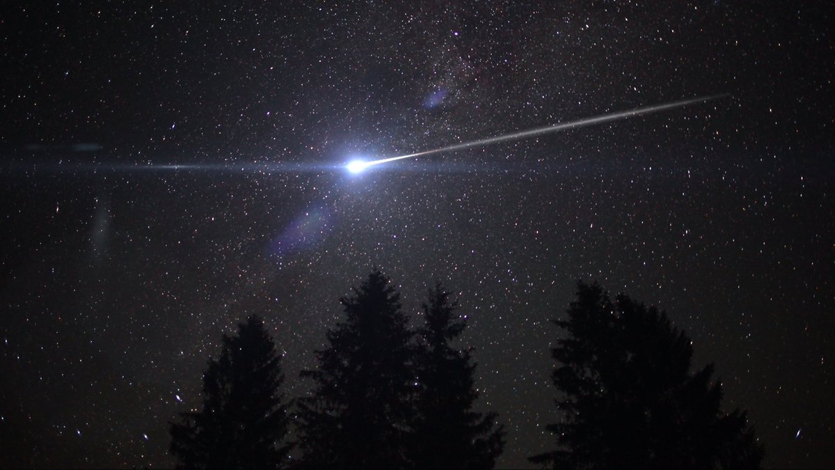 VirtualAstro's tweet photo. The Perseid Meteor Shower 2016

Read all about it! https://t.co/rSufmr4ahq https://t.co/5SJpBUhleZ