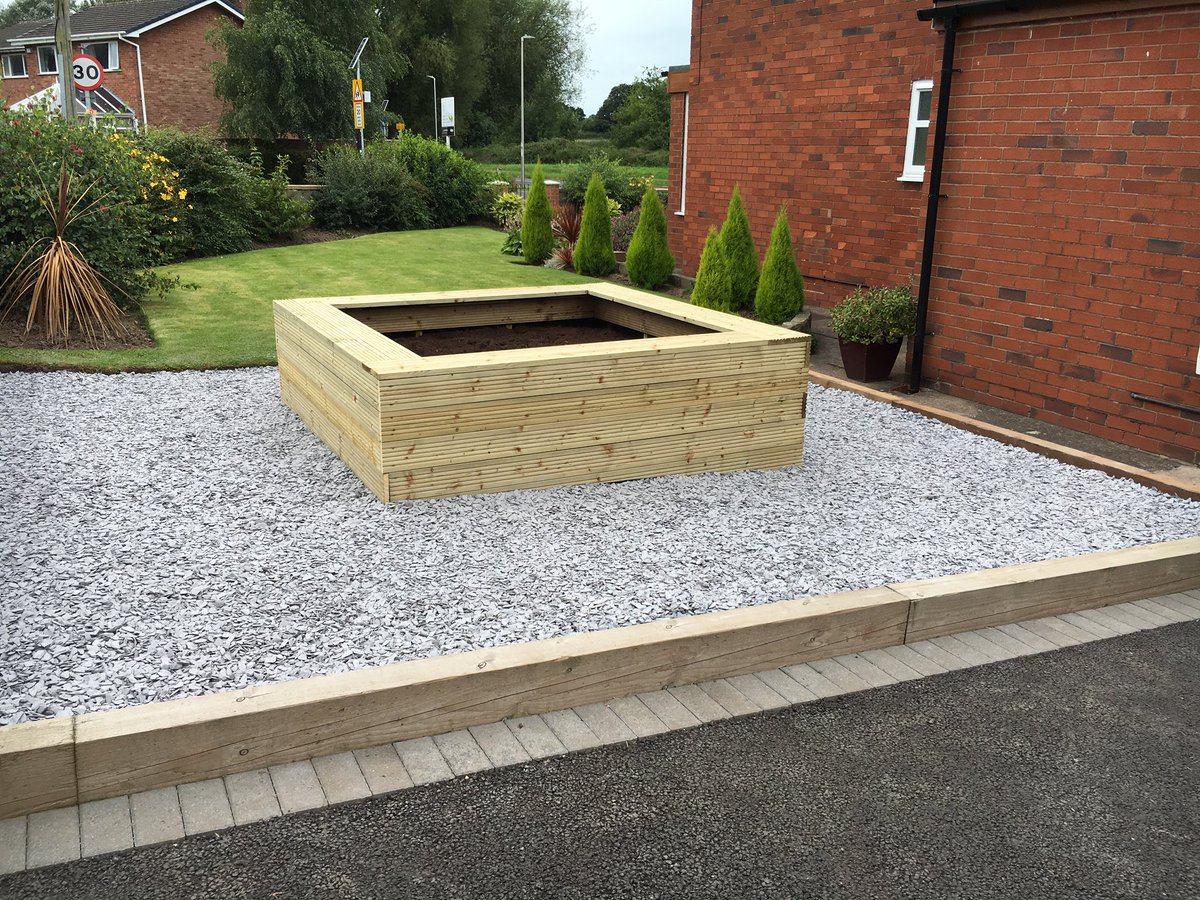 Mackysl's tweet photo. @alan_titmarsh what all year round plant would go nice in this planter we have made? I was thinking lavender? https://t.co/Bv88AvNXjg