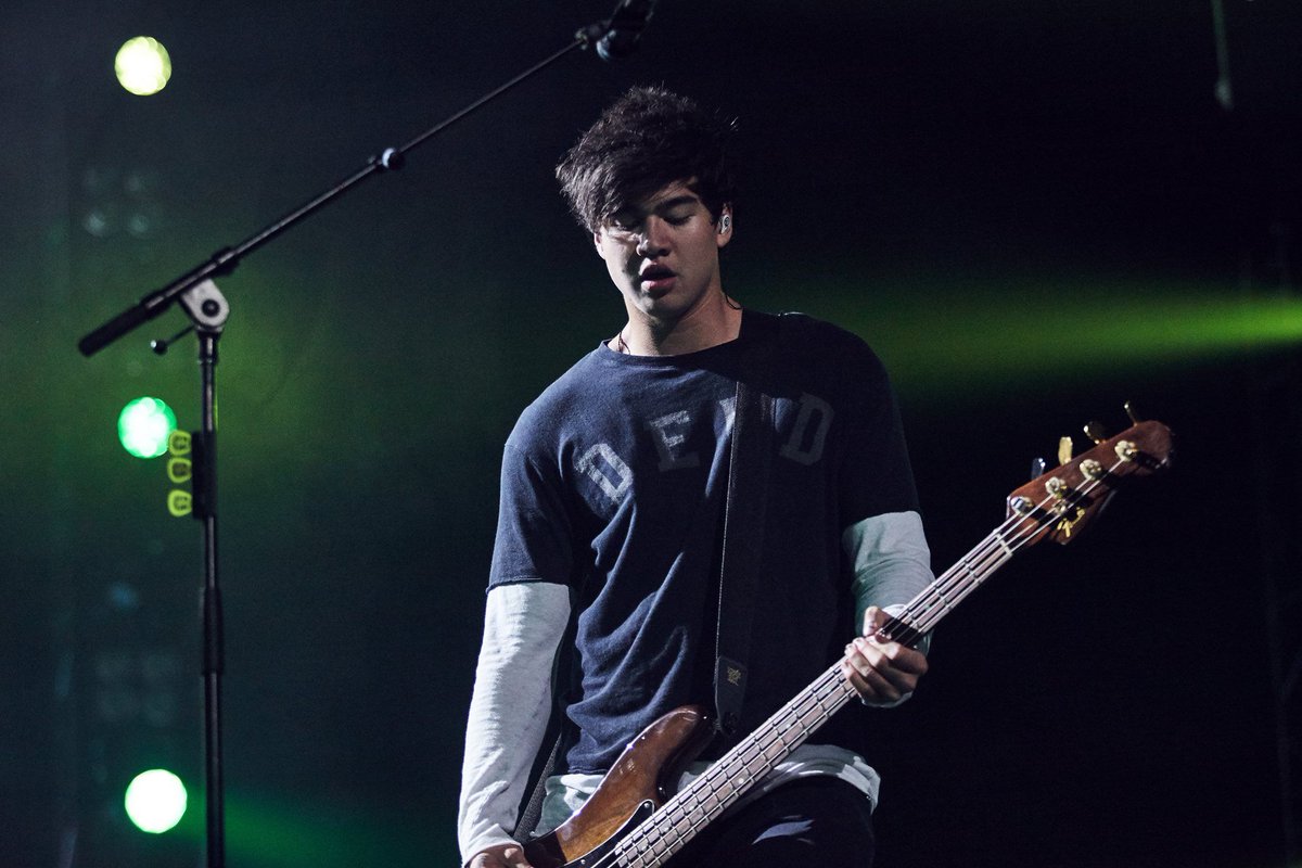 XcelEnergyCtr's tweet photo. Photos from last night's @5SOS + @ONEOKROCK_japan concert are now on Facebook. #5SOSXEC https://t.co/0CeUnEfEI8 https://t.co/VyXCHbFxOP