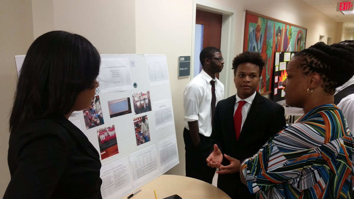 FAMUPESTEM2's tweet photo. FAMU PE-STEM students present their summer research projects.  #MSEIP_ed https://t.co/N7lIgW8Q3K