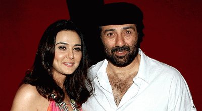 ProthomAlo's tweet image. সানি দেওল বন্দনায় প্রীতি জিনতা
prothom-alo.com/entertainment/…