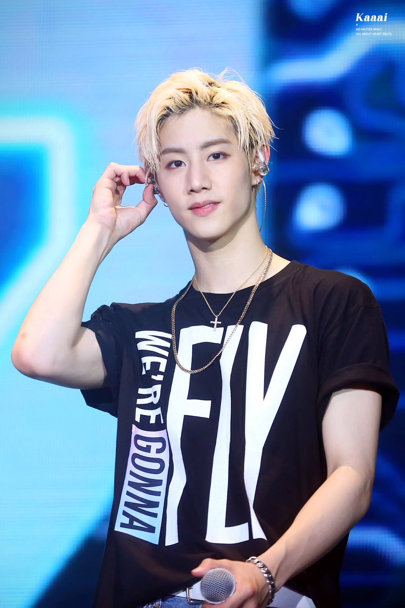 Karrrrri_x's tweet photo. 160730 FLY IN HONGKONG #GOT7 #Mark #마크 #갓세븐 God's gift🎁🎁 https://t.co/pWOmB4Do7u