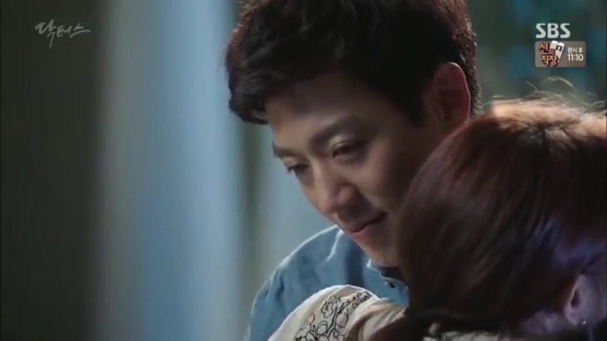 misskoreanne's tweet photo. this was the sweetest and most sincere hug they can give for each other. omo 🙈🙊😍 #Doctors #ParkShinHye #KimRaeWon https://t.co/AW4w2wI1UN