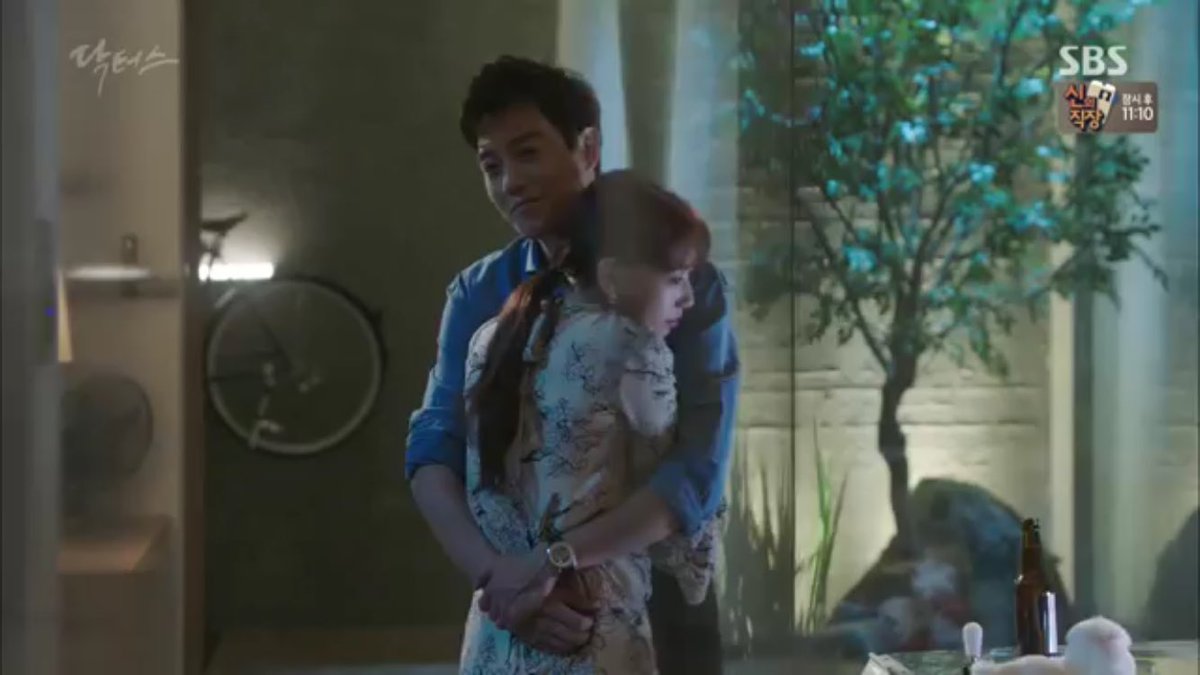 misskoreanne's tweet photo. this was the sweetest and most sincere hug they can give for each other. omo 🙈🙊😍 #Doctors #ParkShinHye #KimRaeWon https://t.co/AW4w2wI1UN