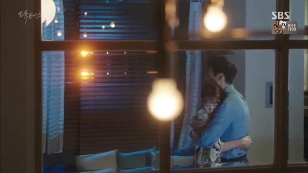 misskoreanne's tweet photo. this was the sweetest and most sincere hug they can give for each other. omo 🙈🙊😍 #Doctors #ParkShinHye #KimRaeWon https://t.co/AW4w2wI1UN