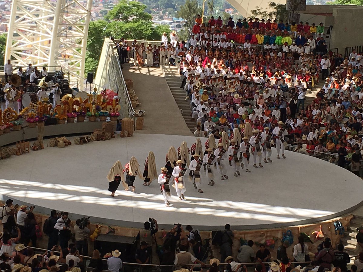 CalendaTv's tweet photo. Sones y jarabes de Tlaxiaco en la #Guelaguetza2016 #Oaxaca  #viveoaxaca https://t.co/cywiHFKHe6