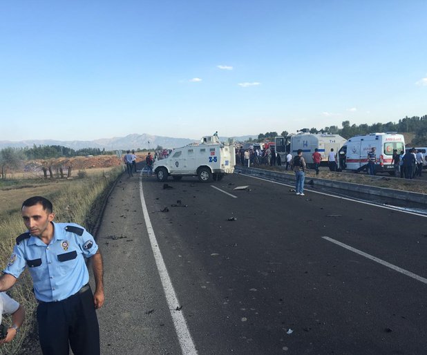 cnnturk's tweet photo. Bingöl'den acı haber. Vali açıkladı: 5 şehit https://t.co/JWCrDyDnN3 https://t.co/OkNbHUYkQp